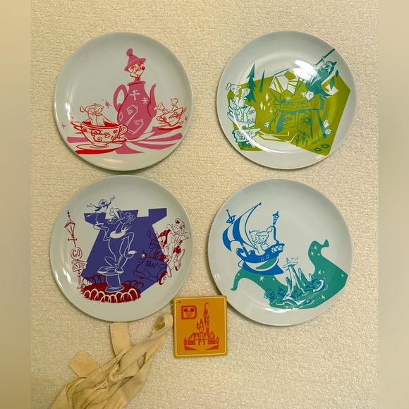 Disney World plates Kevin Kidney and Jody Daily set of four NWT - Picture 1 of 9